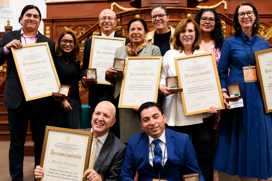 Ceremonia de entrega de la Medalla al M&eacute;rito Docente en el recinto del Congreso de la Ciudad de M&eacute;xico.