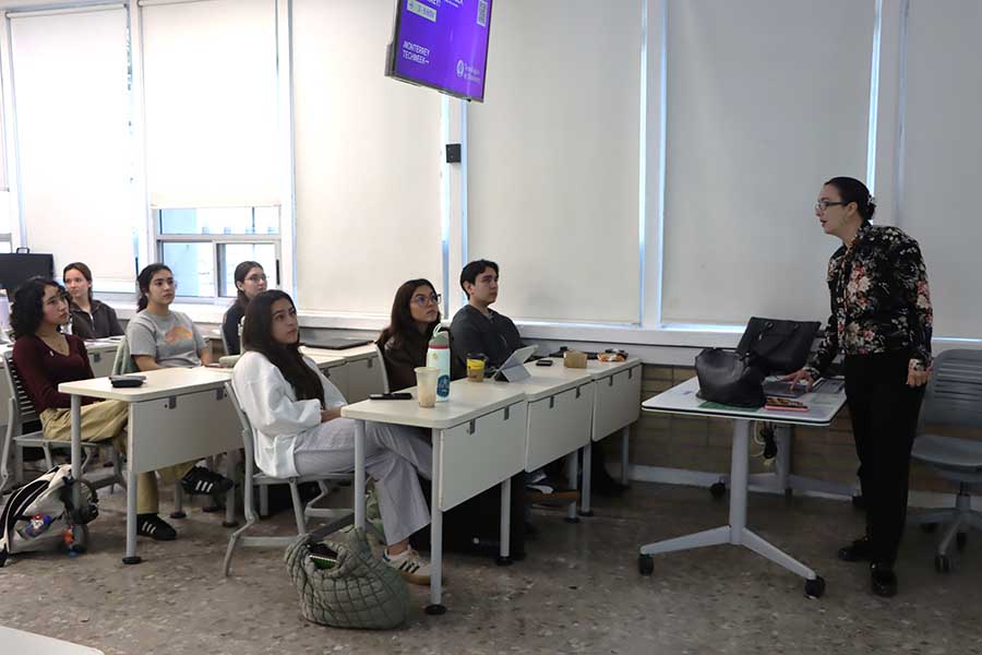 Martha N&uacute;&ntilde;ez, profesora del Tec, en clase de dise&ntilde;o.