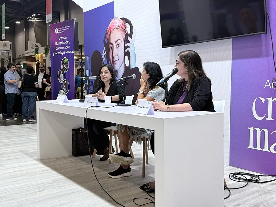 Las tres profesoras y escritoras durante la charla en la FIL