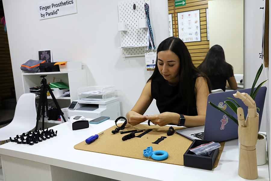 Pr&oacute;tesis de mano creadas en emprendimiento de EXATEC del Tec Guadalajara.