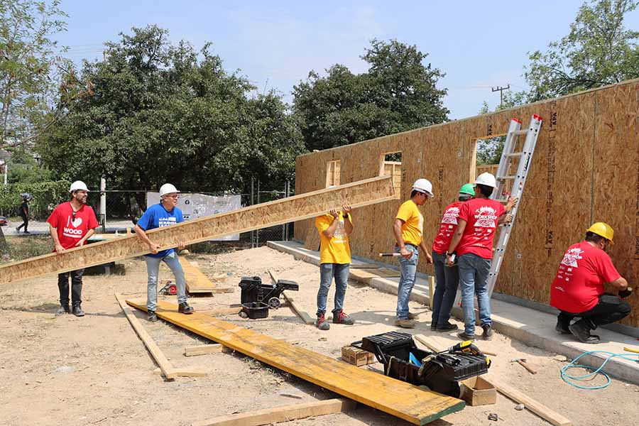 Estudiantes y profesores construyendo aula en zona de la Campana-Altamira.