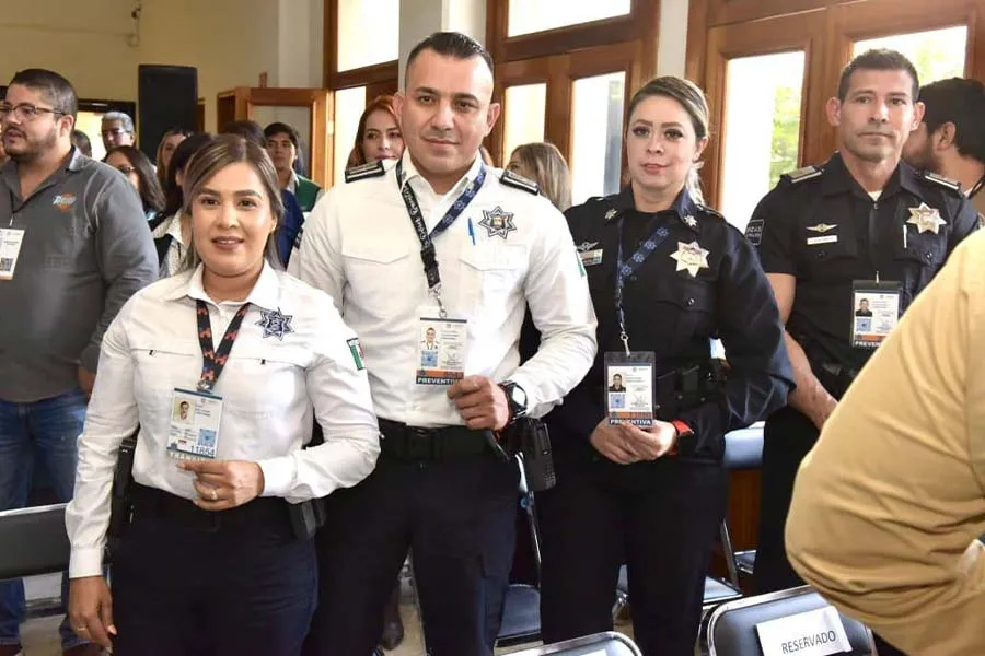 4 miembros de la Polic&iacute;a Municipal de Hermosillo mostrando sus gafetes de identificaci&oacute;n. 