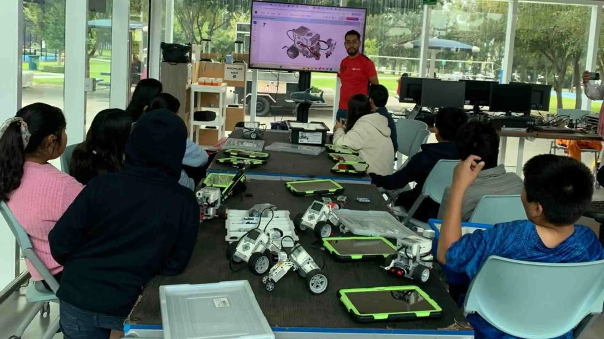 Dos profesores de PrepaTec Puebla impartieron un curso de robótica a alumnos de primaria pública