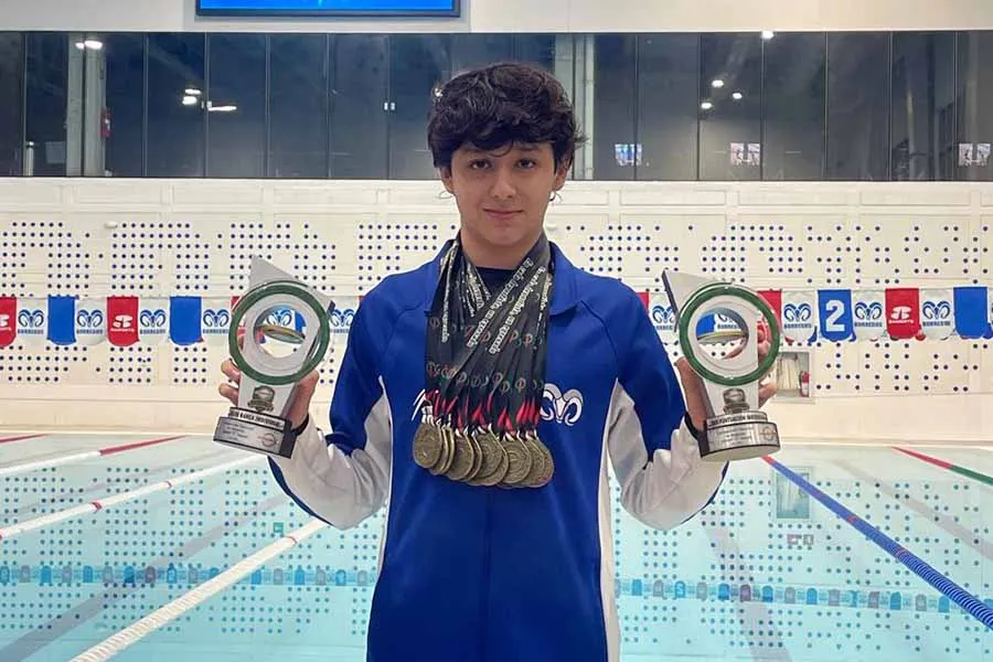 Rafael Arizpe, nadador de Borregos Monterrey, con medallas de torneo CONADEIP.