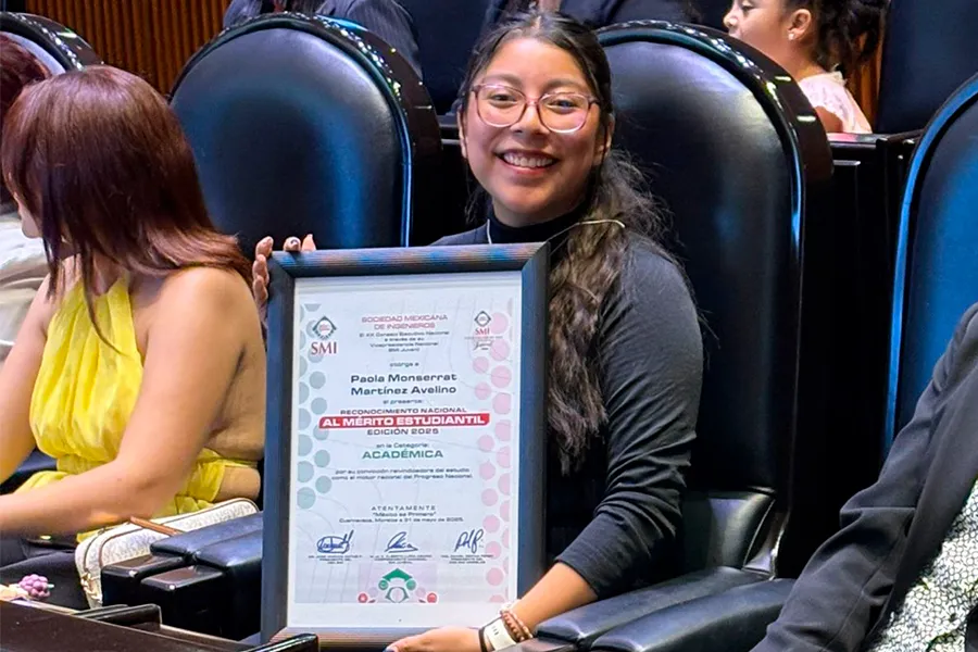 Paola Mart&iacute;nez con su Reconocimiento Nacional al M&eacute;rito Estudiantil.