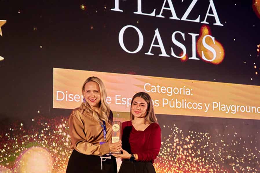 Tania Arrambide, directora de Transformaci&oacute;n Social de distritotec, recibe reconocimiento por parte de la ANPR para la Plaza Oasis.