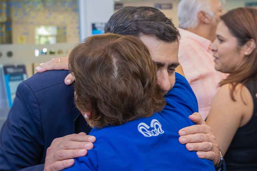 Rector del Tecnológico de Monterrey se reencuentra con abrazo con su directora de programa en el 50 aniversario del Tec de Monterrey campus Laguna