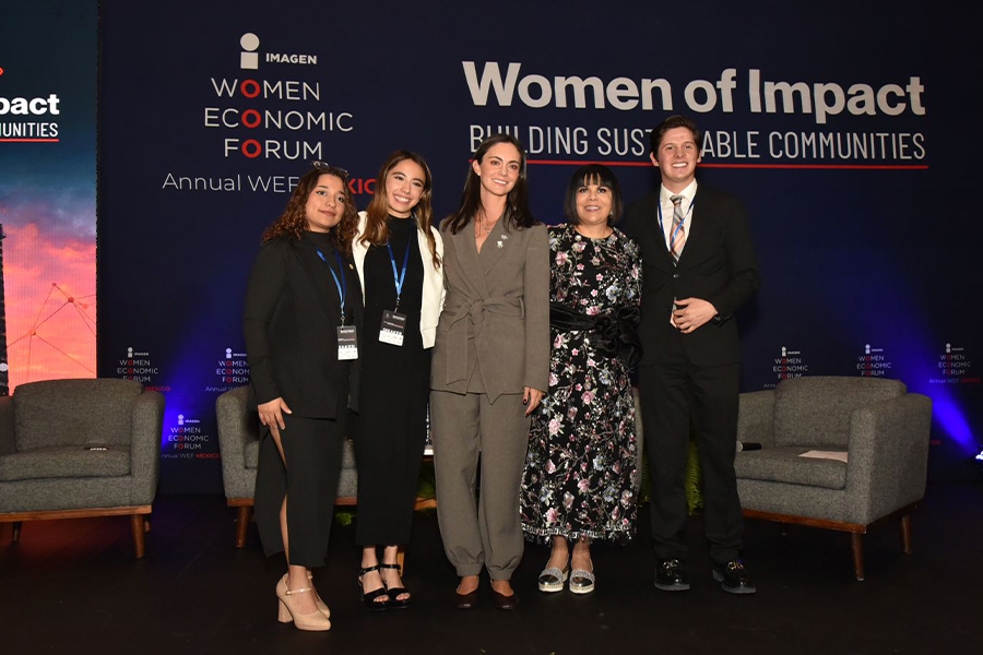 Renata García junto a otras panelistas durante el panel Women of Impact: Building Sustainable Communities del Women Economic Forum.