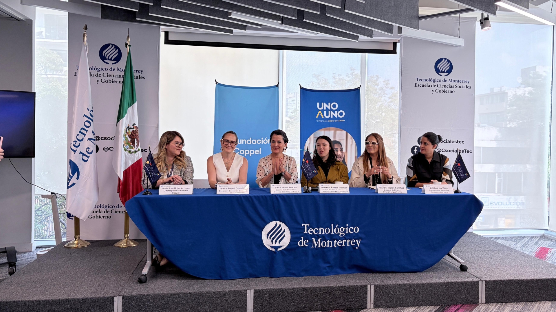 Representantes de Tec de Monterrey y Fundaci&oacute;n Coppel durante la presentaci&oacute;n de pitches