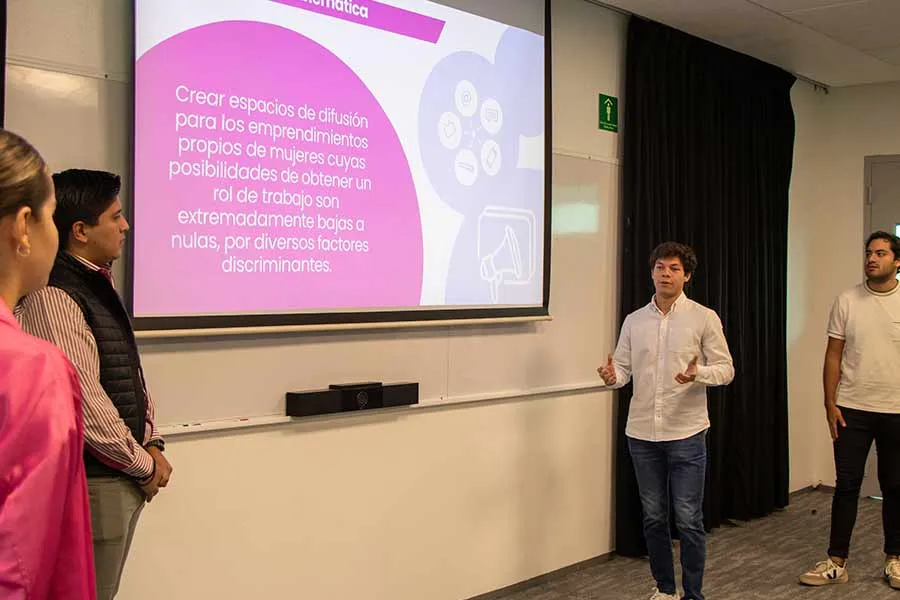 Los estudiantes presentaron el prototipo de la revista a directivos de la Secretar&iacute;a