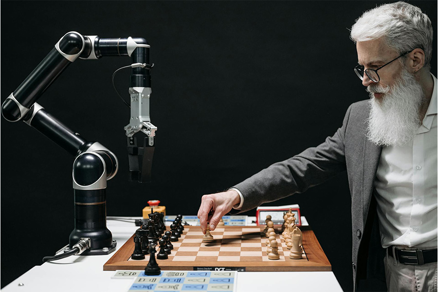 Robot jugando ajedrez. 