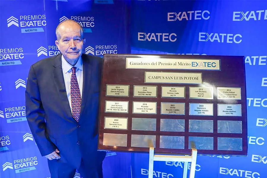 Ramón Zamanillo junto a la placa de ganadores del Premio al Mérito EXATEC