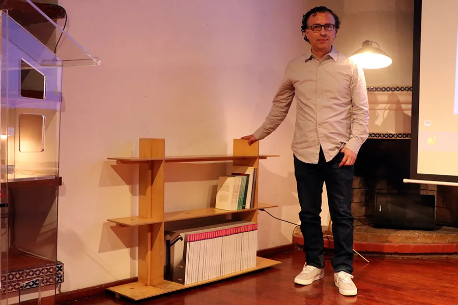 Miguel Angel Jiménez junto al librero Claro.