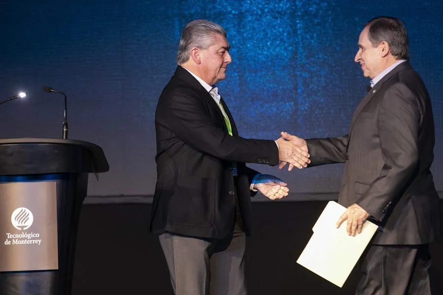 Junto a Jos&eacute; Antonio Fern&aacute;ndez, Salvador Alva escribi&oacute; Un M&eacute;xico Posible