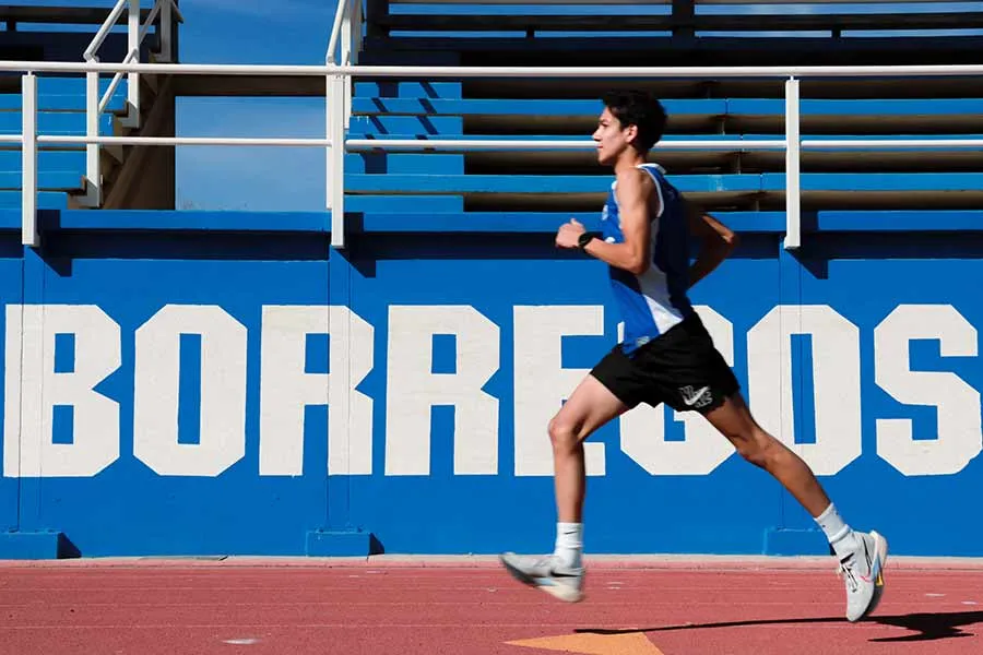 Santiago Andrés Carrillo Gómez, alumno de PrepaTec Chihuahua, dejando el basquetbol para comenzar su camino en el atletismo con una carrera de 5 kilómetros.