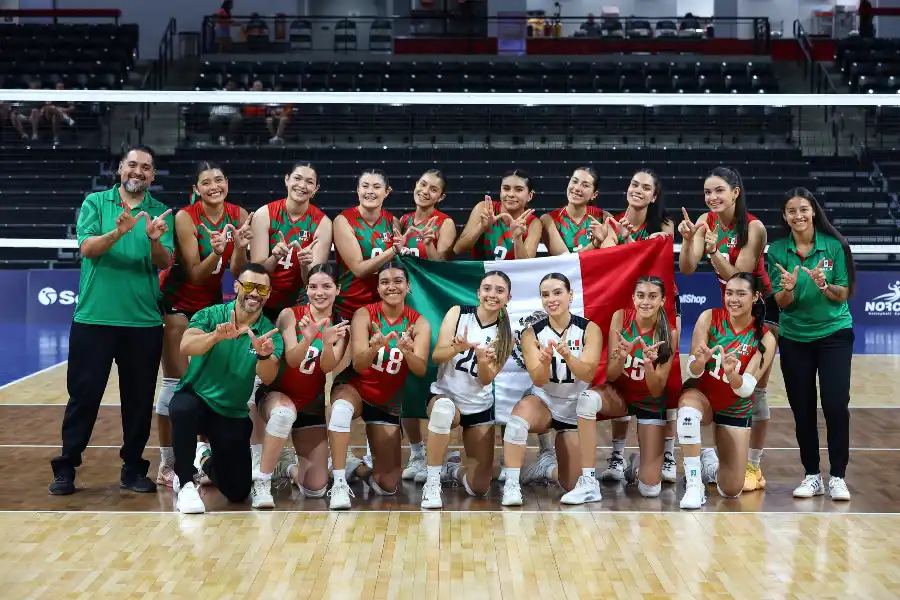 Ashly Morales y la Selecci&oacute;n Mexicana Sub-21 de voleibol celebran la medalla de bronce en la Copa Panamericana NORCECA.