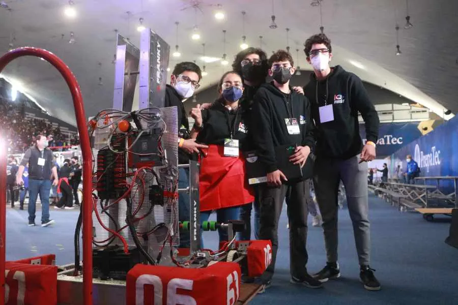 Sergio junto a varios miembros del equipo de TecGear en Monterrey.