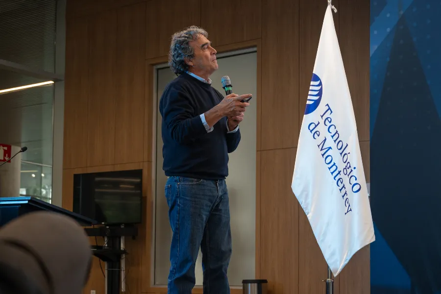 Sergio Fajardo dialoga con estudiantes y profesores sobre ciudades m&aacute;s humanas en el Tec Ciudad de M&eacute;xico.