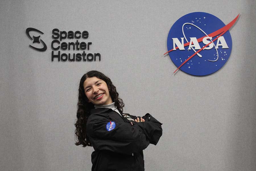 Sof&iacute;a Garc&iacute;a, estudiante del campus Monterrey, en el Centro espacial de la NASA en Houston. 