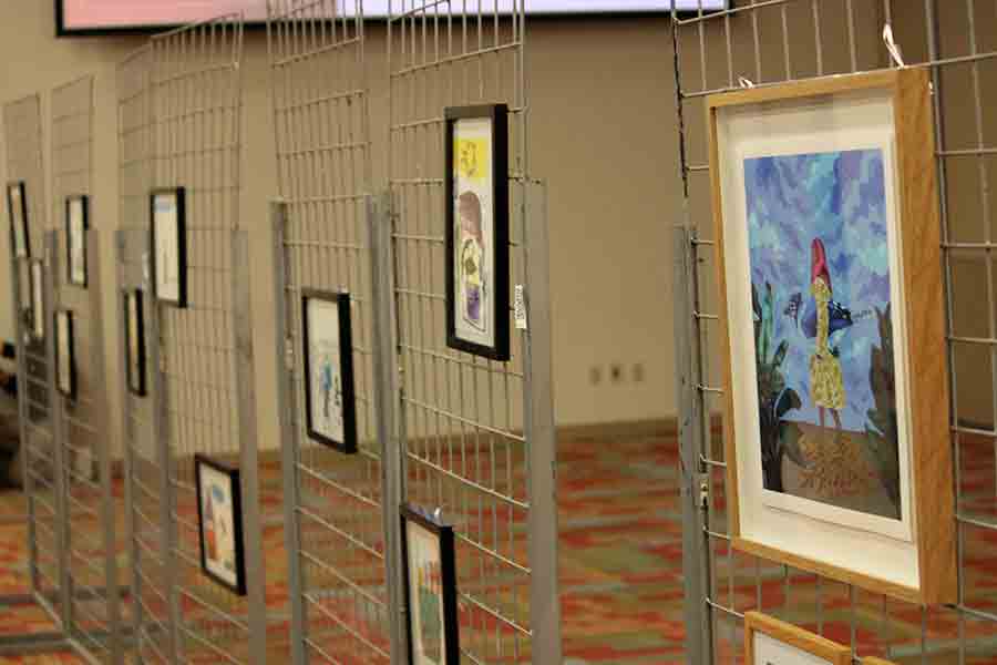 Alumnos del Tec Guadalajara realizan subasta benéfica de pinturas hechas por niñas de casa hogar.