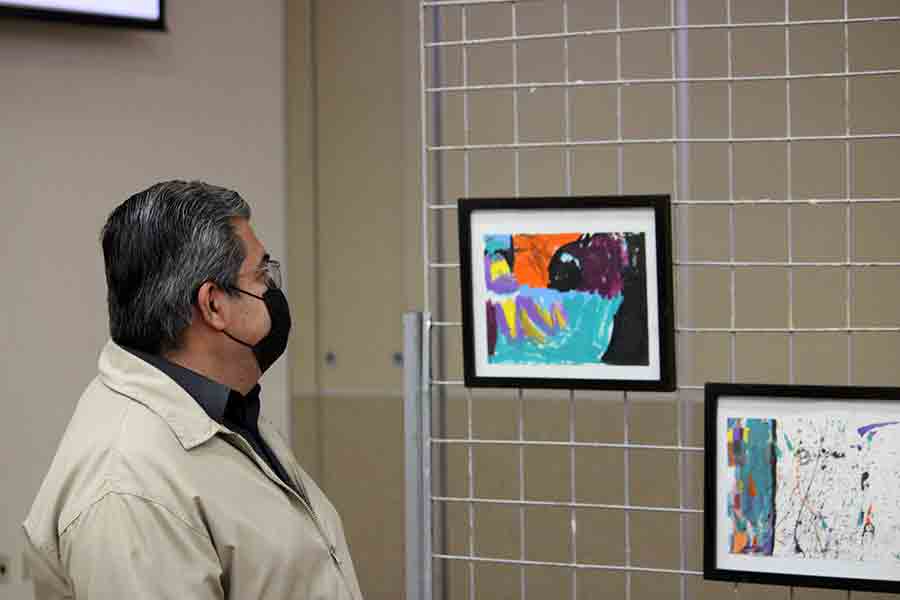 Alumnos del Tec Guadalajara realizan subasta benéfica de pinturas hechas por niñas de casa hogar.