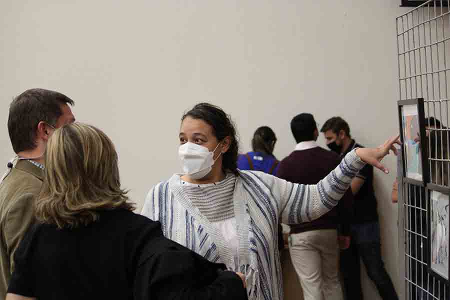 Alumnos del Tec Guadalajara realizan subasta benéfica de pinturas hechas por niñas de casa hogar.