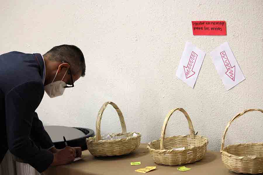 Alumnos del Tec Guadalajara realizan subasta benéfica de pinturas hechas por niñas de casa hogar.