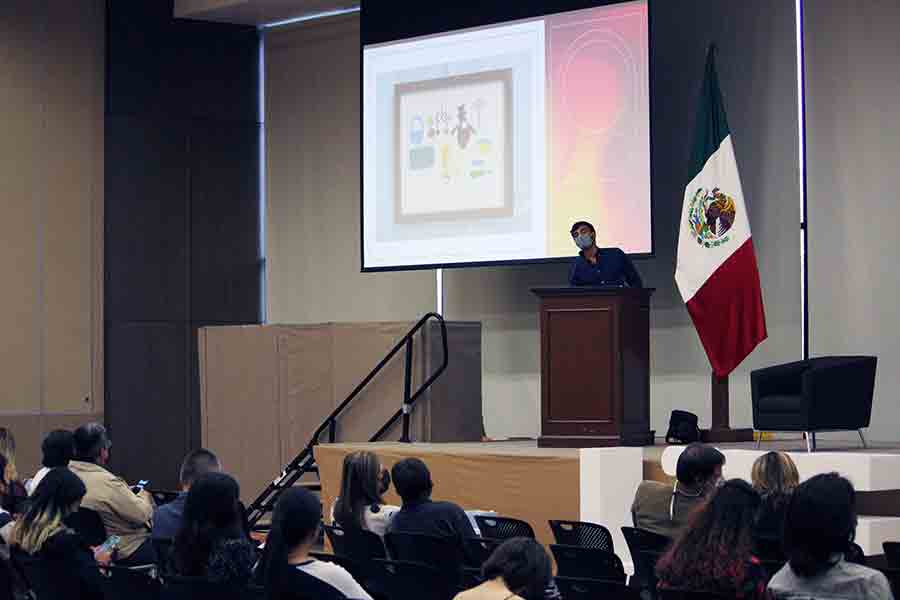 Alumnos del Tec Guadalajara realizan subasta benéfica de pinturas hechas por niñas de casa hogar.