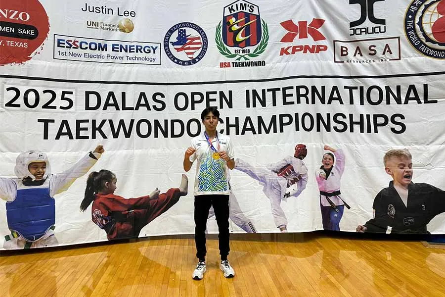 Leonardo con su medalla