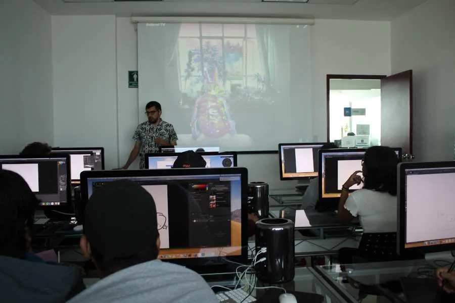 Los maestros artesanos aprendieron sobre Photoshop y temas de redes sociales