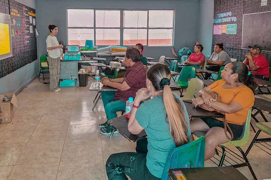 Estudiante de Psicolog&iacute;a del Tec de Monterrey campus Chihuahua, impartiendo un taller sobre salud mental a un grupo de adultos en un aula.