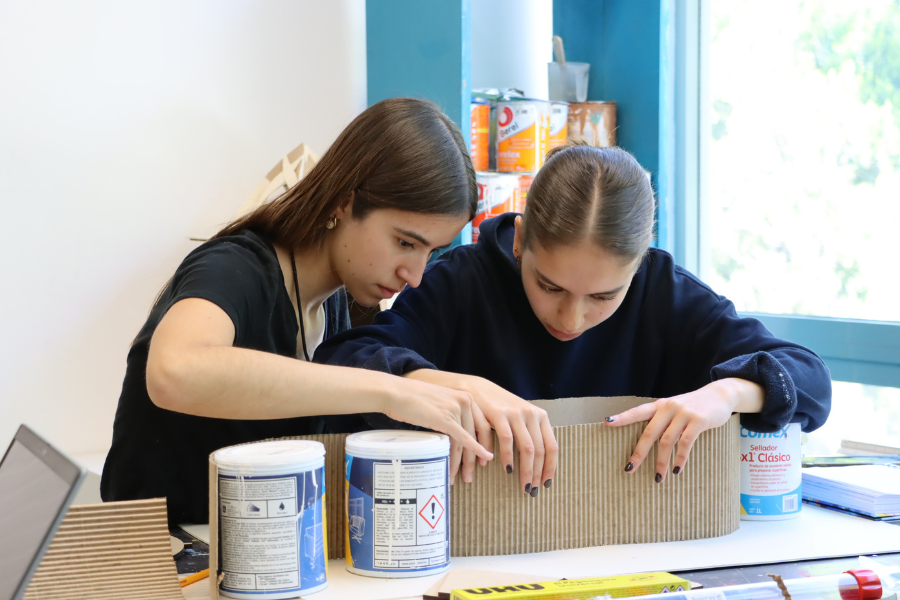 Estudiantes construyendo una maqueta arquitect&oacute;nica