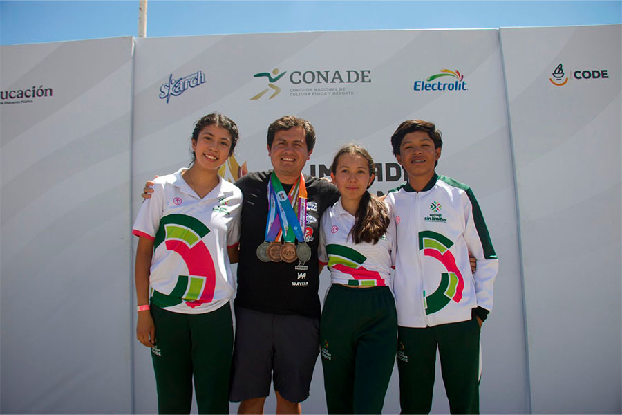 Jimena M&eacute;ndez y sus compa&ntilde;eras del equipo de San Luis Potos&iacute; posan junto a su entrenador tras obtener medallas en la Olimpiada Nacional de Ciclismo organizada por CONADE.
