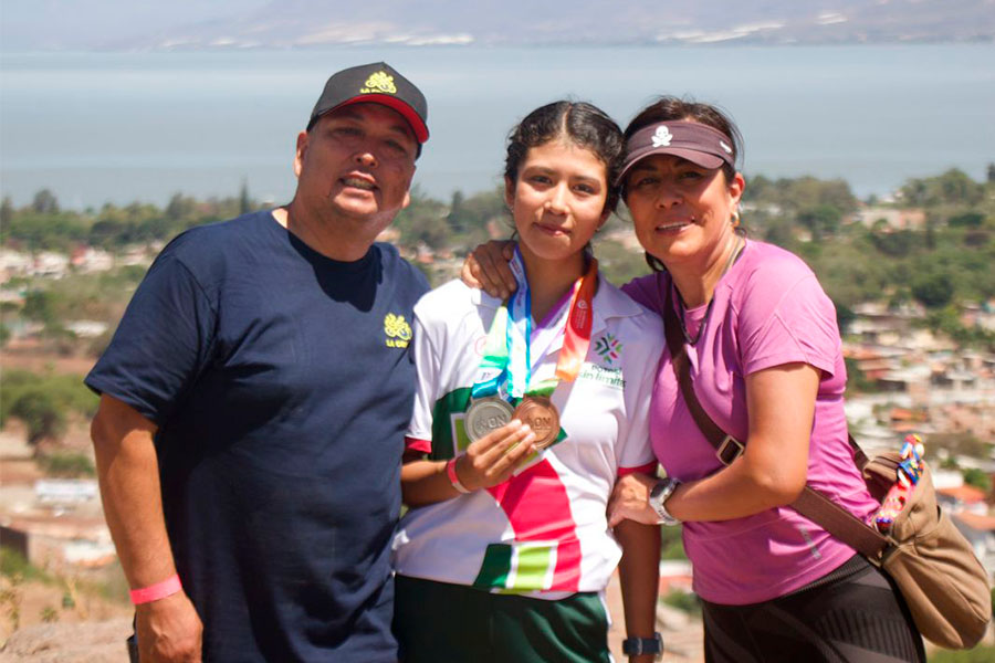 Jimena M&eacute;ndez, estudiante de PrepaTec San Luis, posa con sus padres mostrando las medallas obtenidas en la Olimpiada Nacional de Ciclismo en Jocotepec, Jalisco.