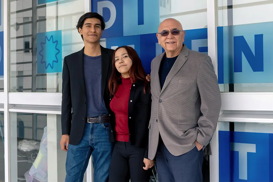 Estudiantes del Tec campus Estado de México y su profesor asesor.