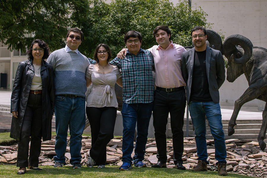Equipo de estudiantes con Dumar, director de programa y Mar&iacute;a Elena, directora de departamento.