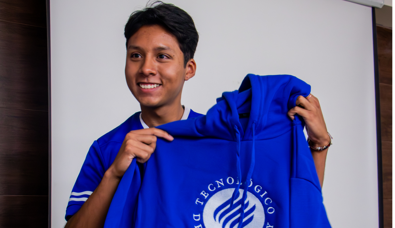 Jared Iv&aacute;n S&aacute;nchez, estudiante seleccionado para L&iacute;deres del Ma&ntilde;ana, porta una playera del Tec de Monterrey.