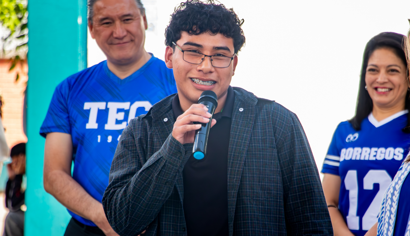 Emilio Navarrete durante la entrega de la beca L&iacute;deres del Ma&ntilde;ana