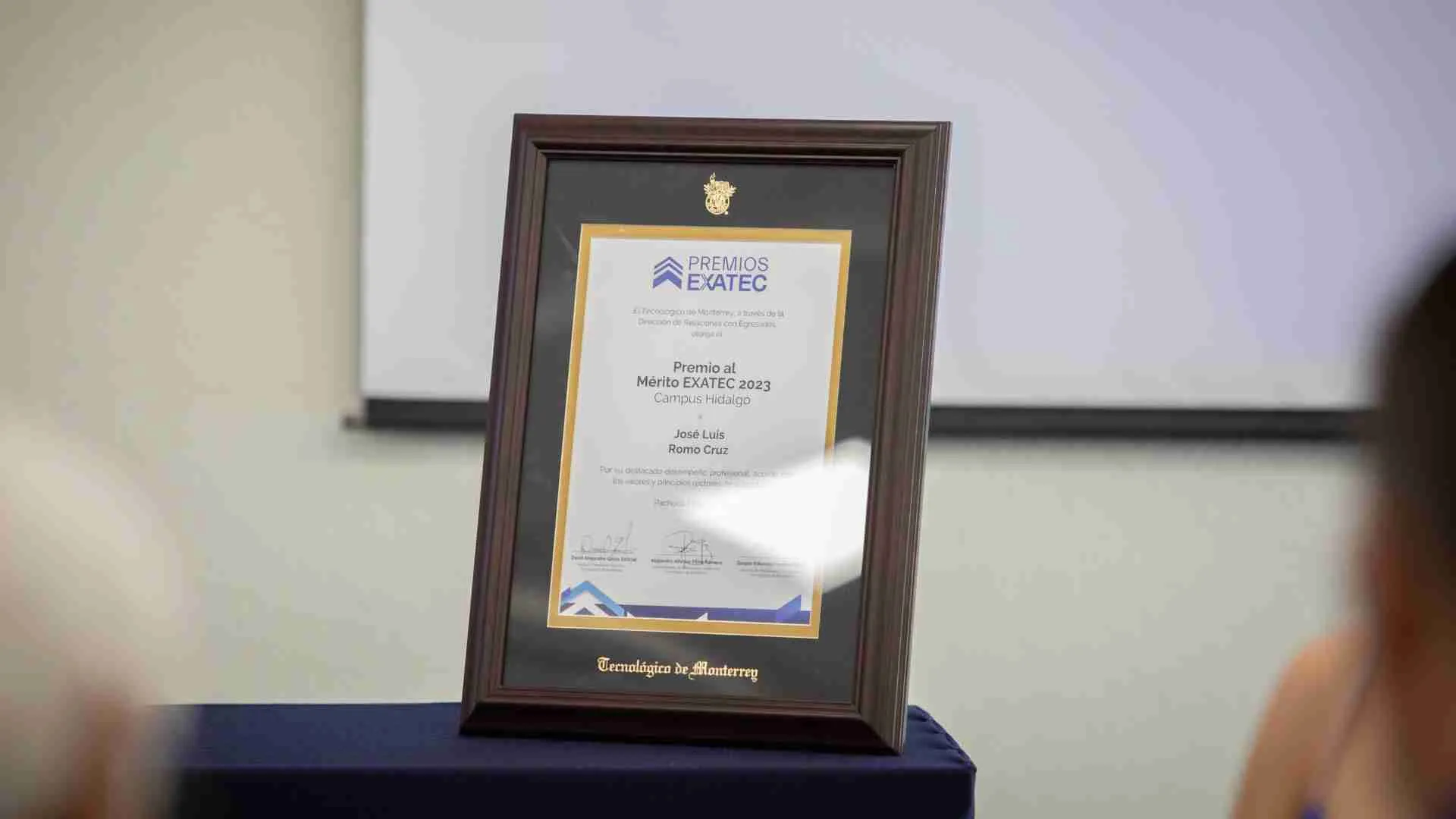 Muestra el premio al M&eacute;rito Exatec en ceremonia