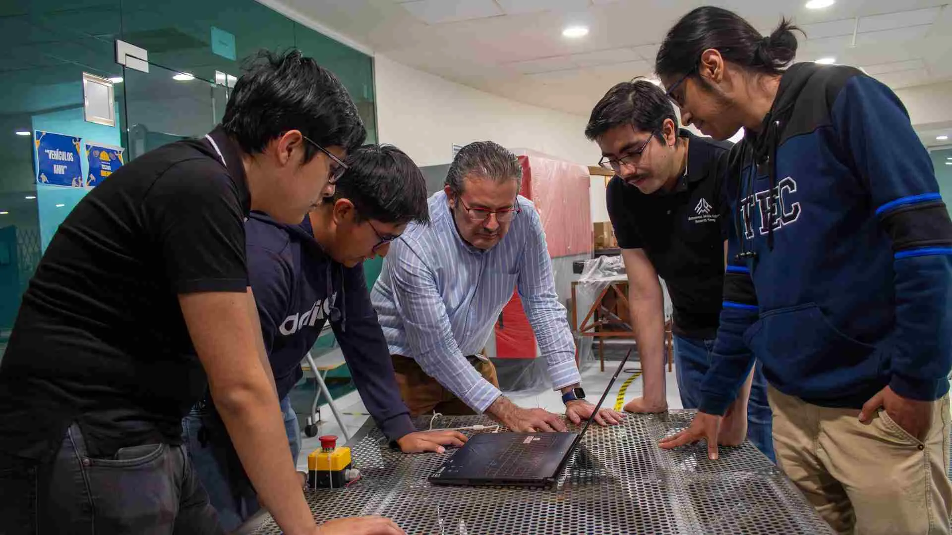 Investigaci&oacute;n del Tec campus Puebla desarroll&oacute; un veh&iacute;culo aut&oacute;nomo para entornos confinados