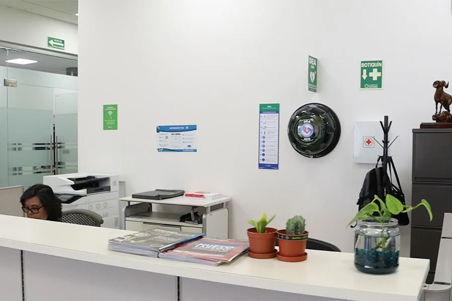 &Aacute;rea de recepci&oacute;n donde se ve un desfibrilador colocado en la pared. 