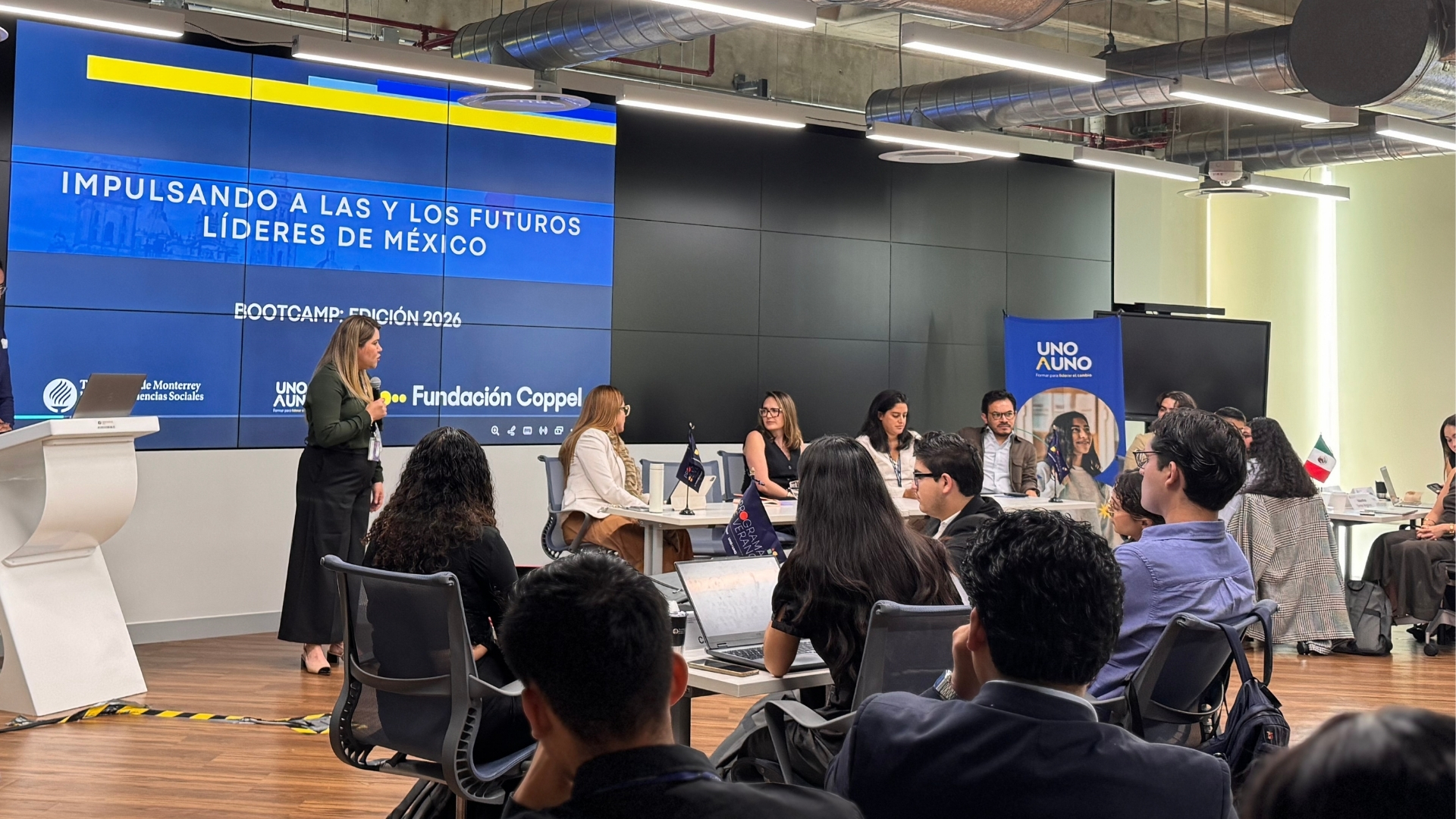 Estudiantes y profesores del Tec dando inicio al Boot Camp "Impulsando a las y los futuros l&iacute;deres de M&eacute;xico"