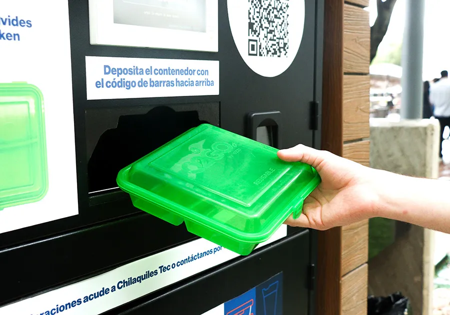 Comunidad del Tec utiliza contenedores de plástico reutilizables para la comida