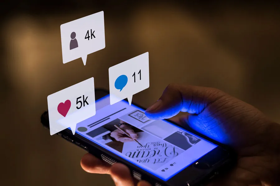 telefono con redes sociales siendo manipulado por una mano