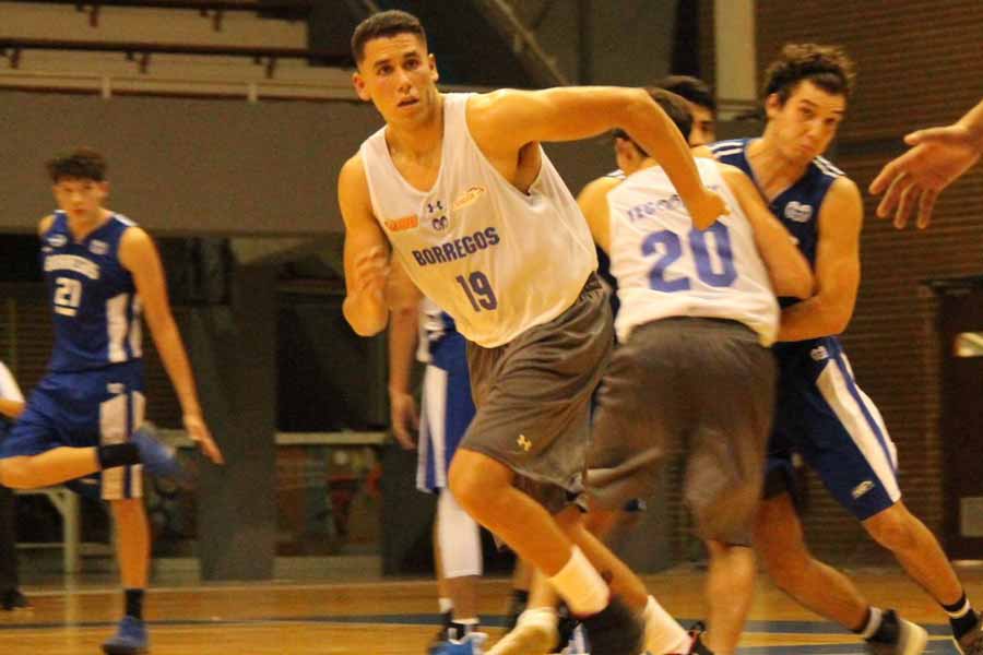 Orlando Torrego jugó como poste con Borregos Monterrey de básquetbol.