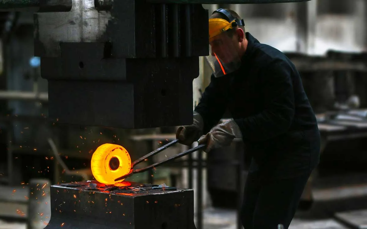 Trabajador en taller de fundición