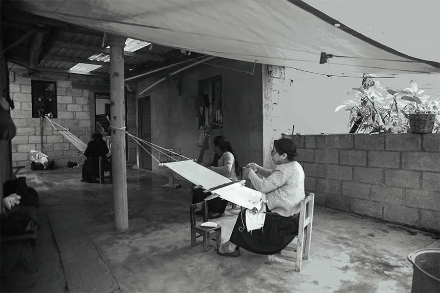 tres artesanas del telar de cintura