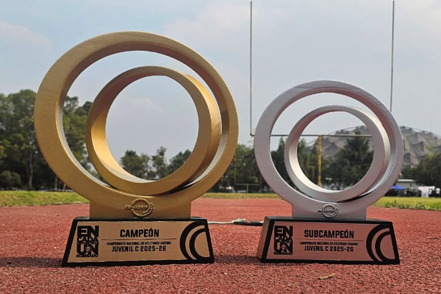 Trofeos de campe&oacute;n y subcampe&oacute;n obtenidos por el equipo de atletismo Borregos CEM.