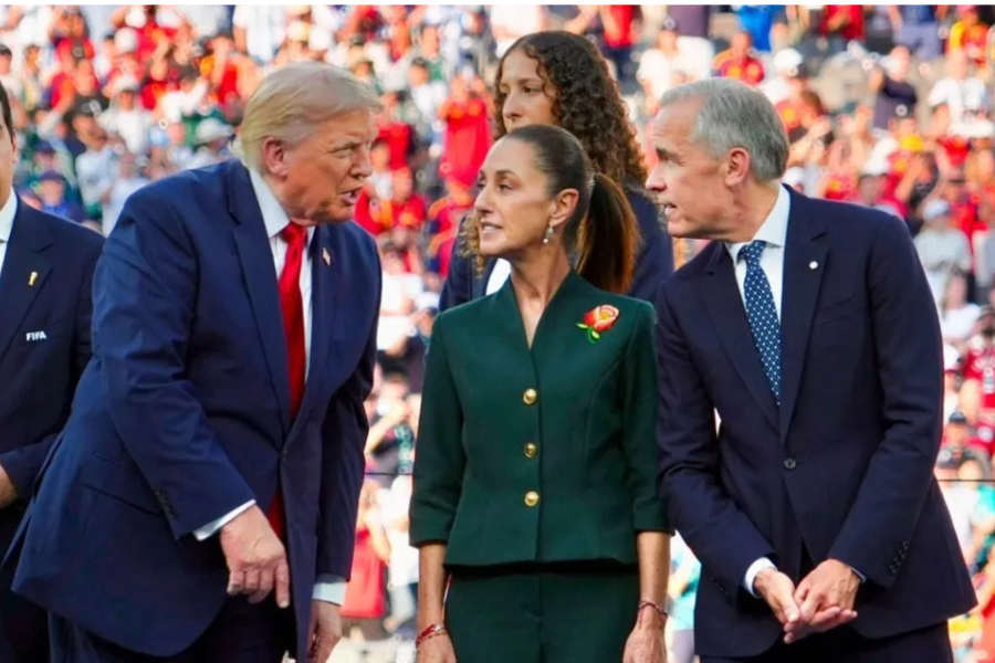 Donald Trump, Presidente de Estados Unidos; Claudia Sheinbaum Pardo, Presidenta de M&eacute;xico, Mark Carney, Primer Ministro de Canad&aacute;, durante la premiaci&oacute;n de la Copa Mundial 2026. Foto: Presidencia de M&eacute;xico.