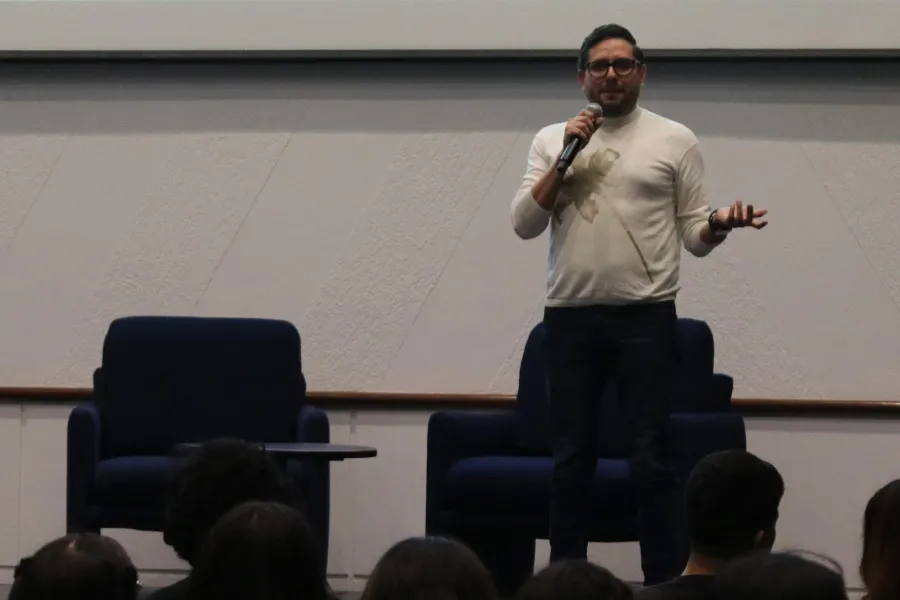 Ulises Medel compartiendo su trayectoria y experiencia con estudiantes de negocios en la Feria de Inclusi&oacute;n Financiero y Fiscal del Tec en Estado de M&eacute;xico.